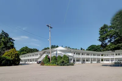 Photo 2 - Hamilton Village Inn