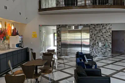 Photo 3 - Super 8 by Wyndham Kingwood Houston North