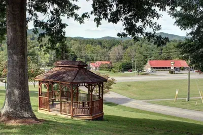 Photo 2 - Highland Manor Inn