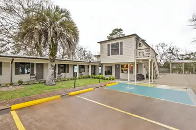 Photo 2 - OYO Hotel Sulphur LA Hwy 90 West