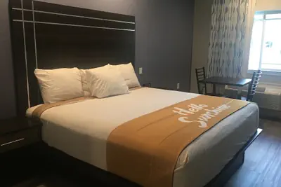 Photo 4 - Days Inn & Suites by Wyndham La Porte