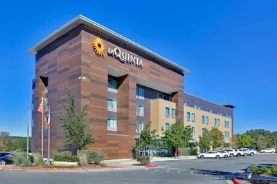 Photo 2 - La Quinta Inn & Suites by Wyndham Lakeway