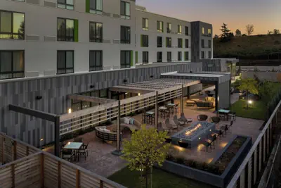 Photo 2 - Courtyard by Marriott Portland East