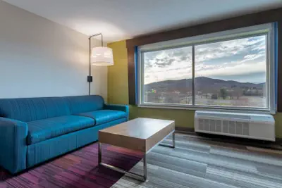 Photo 4 - Holiday Inn Express & Suites Marion by IHG