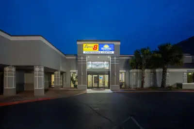 Photo 2 - Days Inn by Wyndham Mobile I-65