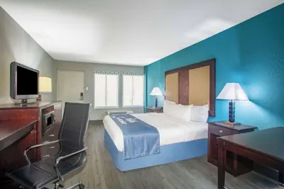 Photo 5 - Days Inn by Wyndham Mobile I-65