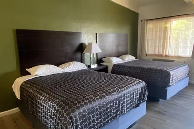 Photo 4 - Holiday Motel