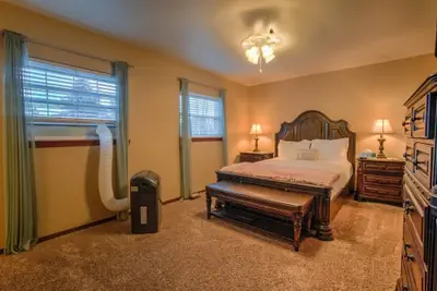 Photo 5 - 4BR Entertainer AF Academy Hot Tub, Firepit!