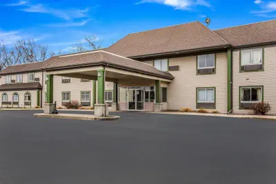 Photo 2 - Econo Lodge Whitehall near Michigan's Adventure