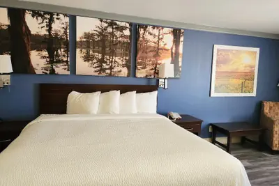 Photo 2 - Days Inn by Wyndham Rosenberg