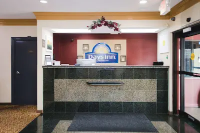 Photo 3 - Days Inn by Wyndham Rosenberg