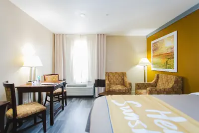 Photo 5 - Days Inn by Wyndham Rosenberg