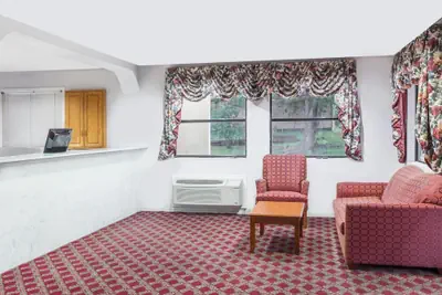 Photo 3 - Deluxe Inn Denton