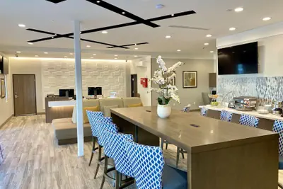 Photo 3 - Days Inn & Suites by Wyndham Beaumont West / I-10 & Walden