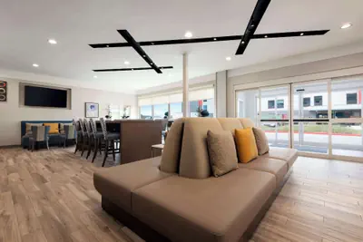 Photo 4 - Days Inn & Suites by Wyndham Beaumont West / I-10 & Walden