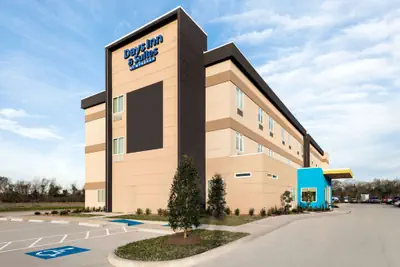 Photo 2 - Days Inn & Suites by Wyndham Beaumont West / I-10 & Walden