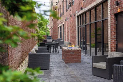 Photo 2 - Courtyard by Marriott Winston - Salem Downtown
