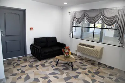 Photo 3 - Pico Rivera Inn and Suites