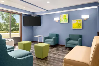 Photo 4 - Days Inn & Suites by Wyndham Merrillville