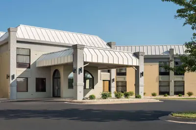 Photo 2 - Days Inn & Suites by Wyndham Merrillville