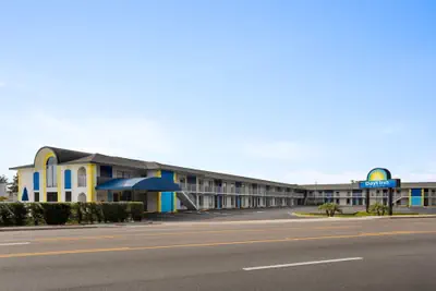 Photo 2 - Days Inn by Wyndham Apopka/Orlando