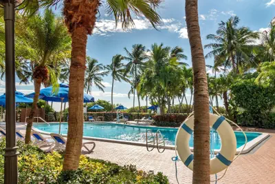 Photo 2 - Radisson Resort Miami Beach
