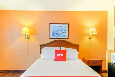 Photo 5 - OYO Hotel Downtown Peoria I-74