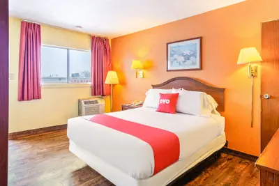 Photo 2 - OYO Hotel Downtown Peoria I-74