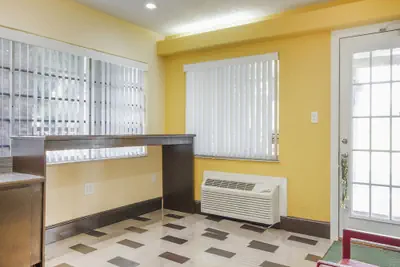 Photo 4 - OYO Superior Budget Inn Bartow