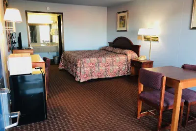 Photo 5 - Regency Inn