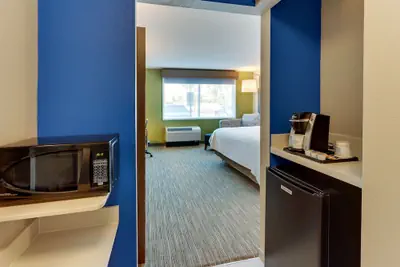 Photo 4 - Holiday Inn Express & Suites Roanoke – Civic Center by IHG