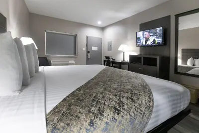 Photo 4 - Express Inn