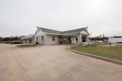Photo 2 - OYO Hotel Decatur TX Hwy 287 Northwest