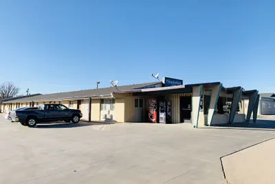 Photo 2 - Thunderbird Inn