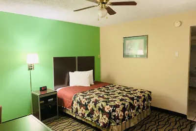 Photo 4 - Thunderbird Inn