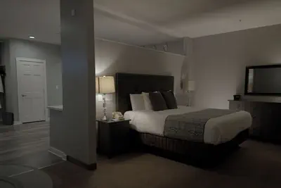 Photo 4 - Belamere Swimming Pool Suites