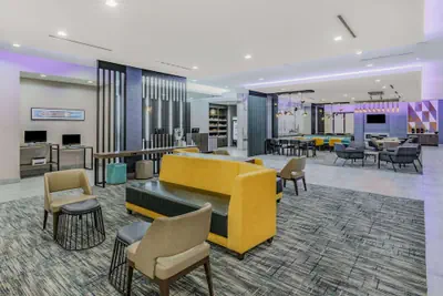 Photo 4 - La Quinta Inn & Suites by Wyndham Texas City I 45