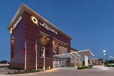 Photo 2 - La Quinta Inn & Suites by Wyndham Texas City I 45