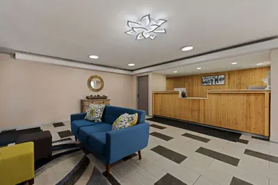 Photo 5 - Econo Lodge Rockford Casino Area