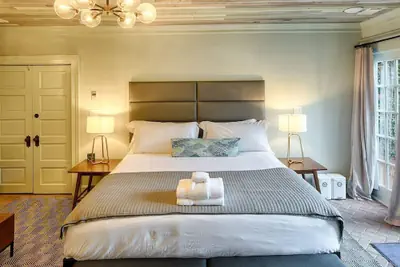 Photo 3 - The Present Hotel
