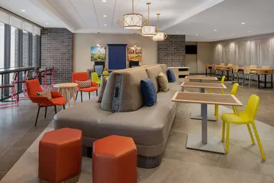 Photo 3 - Home2 Suites by Hilton Des Moines at Drake University