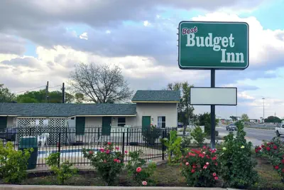 Photo 2 - Best Budget Inn San Marcos, TX