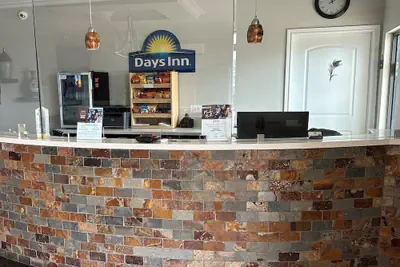 Photo 4 - Days Inn by Wyndham Humble/Houston Intercontinental Airport