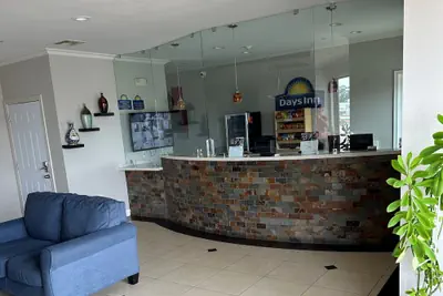 Photo 3 - Days Inn by Wyndham Humble/Houston Intercontinental Airport
