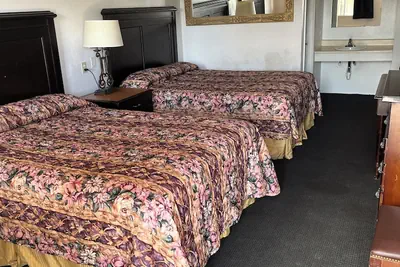 Photo 4 - Glen Rose Inn and Suites