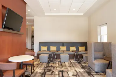 Photo 3 - Hampton Inn Portland Downtown - Waterfront
