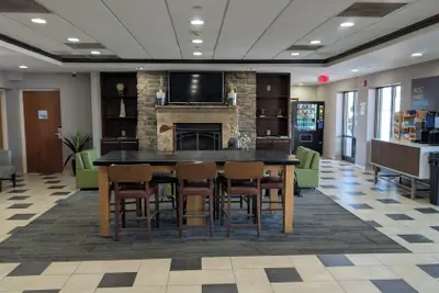 Photo 3 - Harbor Pointe Inn PHL Airport