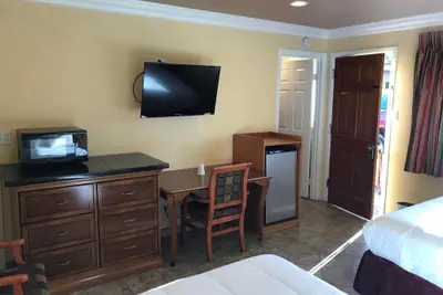 Photo 4 - Bayshore Inn Motel