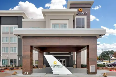 Photo 2 - La Quinta Inn & Suites by Wyndham Dallas Love Field