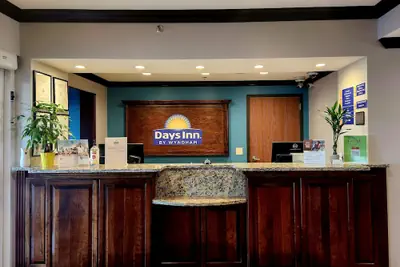 Photo 3 - Days Inn by Wyndham Baton Rouge/I-10